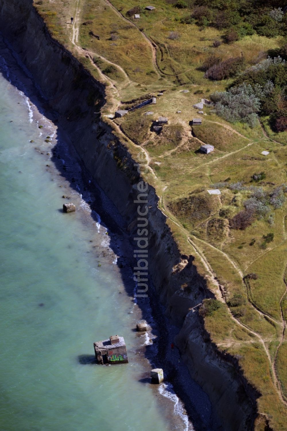 Luftaufnahme Wustrow - Ostsee- Küsten- Landschaft an der Steilküste der Ruinen der alten Bunker- Anlage in Wustrow im Bundesland Mecklenburg-Vorpommern