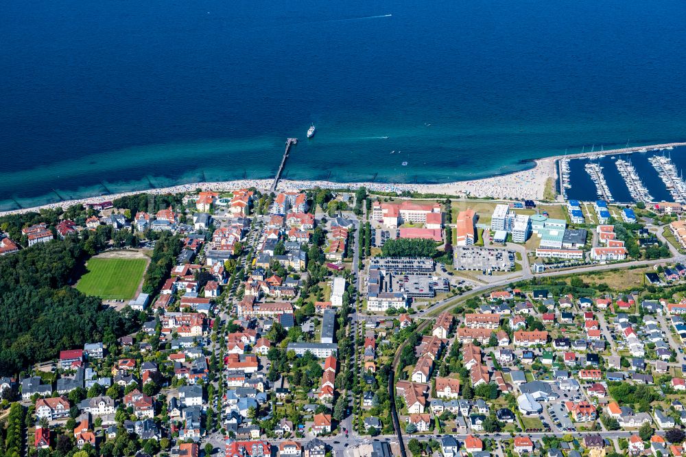 Ostseebad Kühlungsborn aus der Vogelperspektive: Ostsee- Meeres-Küste in Kühlungsborn im Bundesland Mecklenburg-Vorpommern, Deutschland