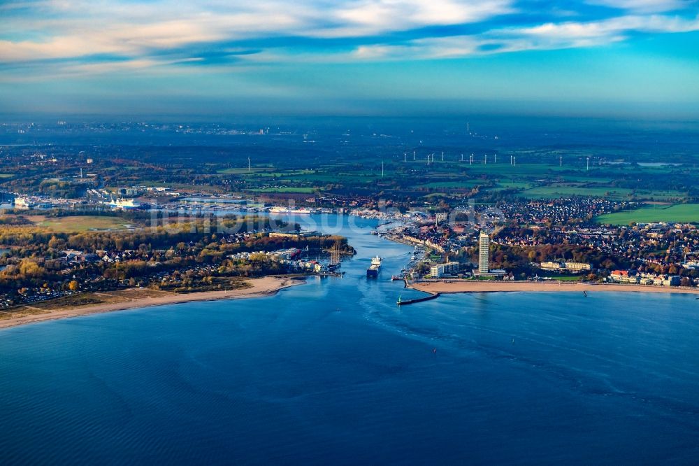 Alt Travemünde - Rönnau von oben - Ostsee Uferbereich des Trave - Flußverlaufes in Alt Travemünde im Bundesland Schleswig-Holstein, Deutschland