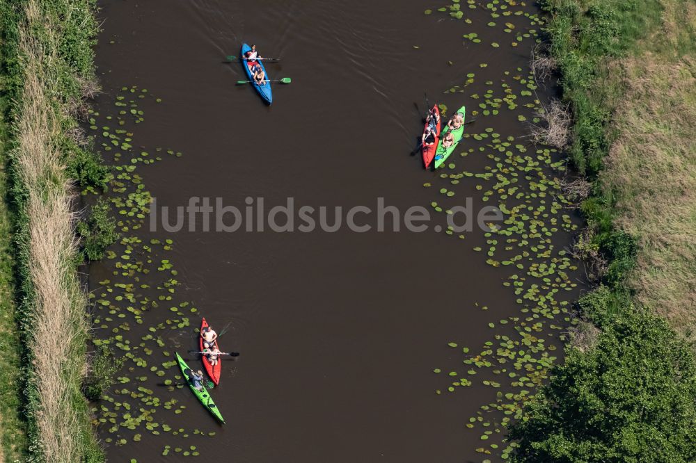 Luftbild Bremen - Paddelboote in Fahrt auf dem Kuhgraben an der Wümme in Bremen, Deutschland