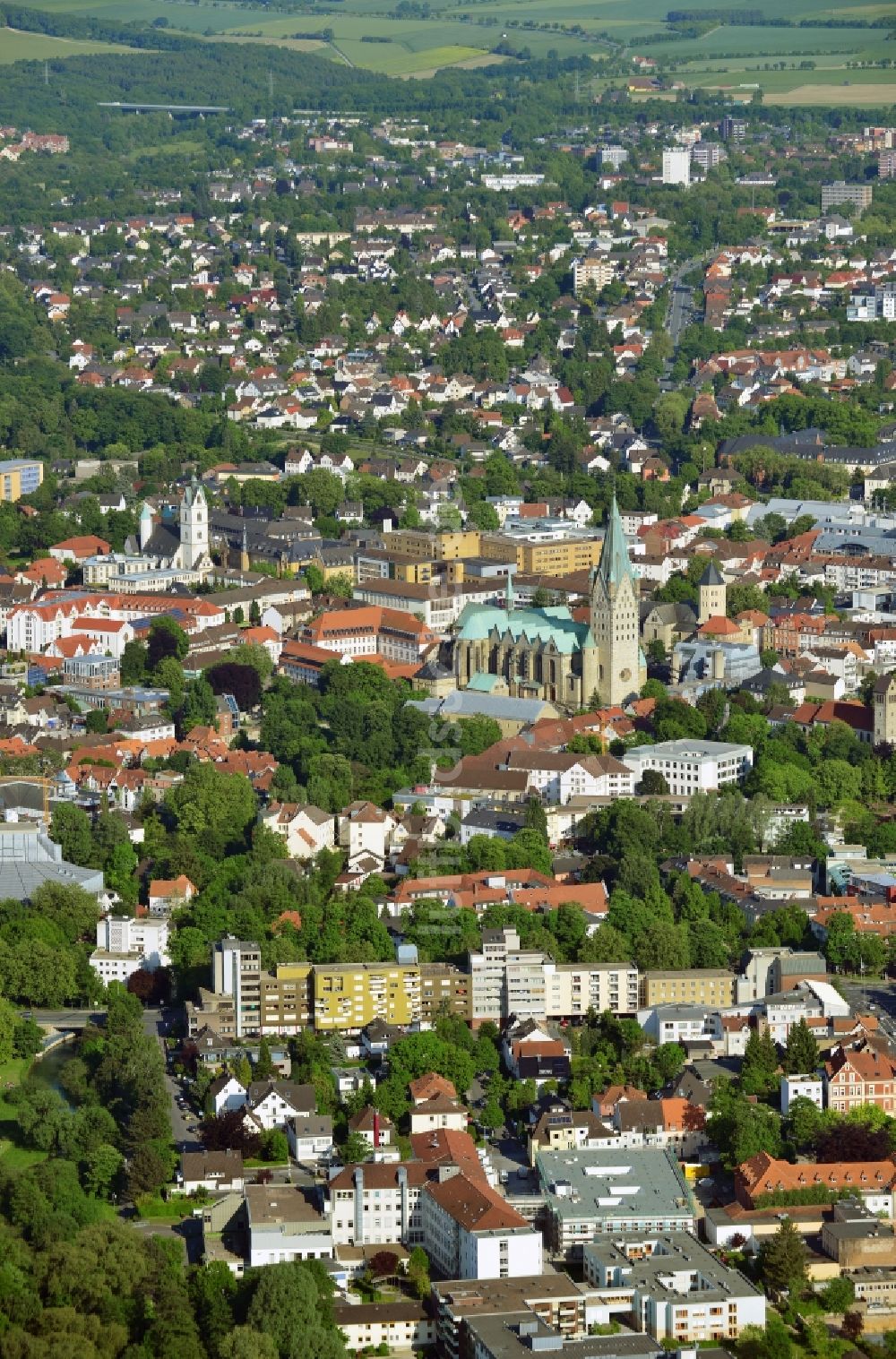 Paderborn aus der Vogelperspektive: Paderborner Dom im Zentrum der Innenstadt im Stadtteil Kernstadt in Paderborn im Bundesland Nordrhein-Westfalen