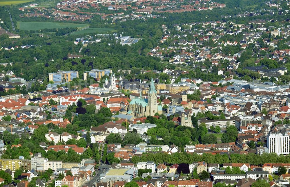 Paderborn aus der Vogelperspektive: Paderborner Dom im Zentrum der Innenstadt im Stadtteil Kernstadt in Paderborn im Bundesland Nordrhein-Westfalen