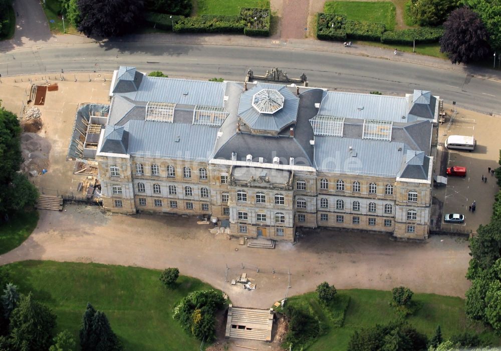 Gotha von oben - Palais des Naturkundemuseum - Museum der Natur am Schloßpark mit Schloss Friedenstein in Gotha im Bundesland Thüringen