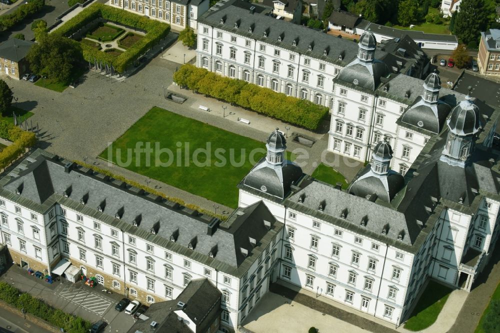 Bergisch Gladbach aus der Vogelperspektive: Palais des Schloss Althoff Grandhotel Schloss Bensberg an der Kadettenstraße im Ortsteil Bensberg in Bergisch Gladbach im Bundesland Nordrhein-Westfalen, Deutschland