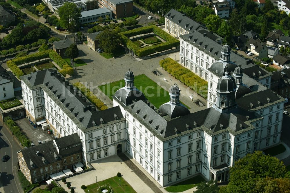 Luftbild Bergisch Gladbach - Palais des Schloss Althoff Grandhotel Schloss Bensberg an der Kadettenstraße im Ortsteil Bensberg in Bergisch Gladbach im Bundesland Nordrhein-Westfalen, Deutschland