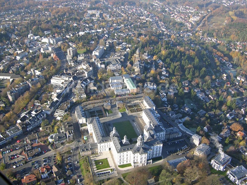 Luftaufnahme Bergisch Gladbach - Palais des Schloss Althoff Grandhotel Schloss Bensberg an der Kadettenstraße im Ortsteil Bensberg in Bergisch Gladbach im Bundesland Nordrhein-Westfalen, Deutschland