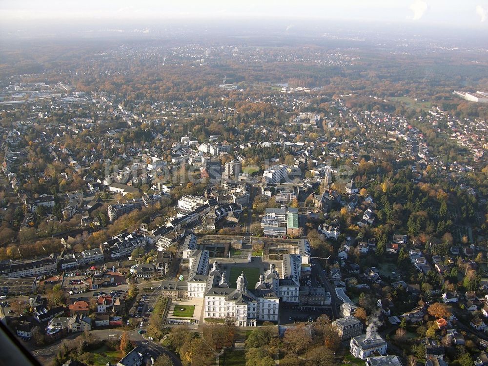 Bergisch Gladbach von oben - Palais des Schloss Althoff Grandhotel Schloss Bensberg an der Kadettenstraße im Ortsteil Bensberg in Bergisch Gladbach im Bundesland Nordrhein-Westfalen, Deutschland