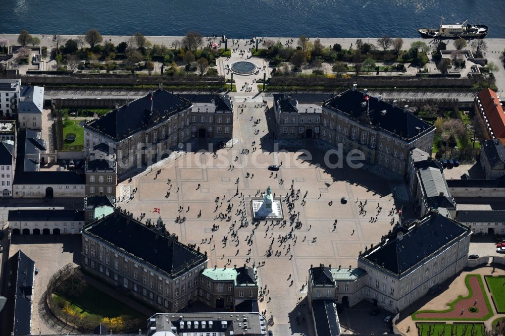 Kopenhagen aus der Vogelperspektive: Palais des Schloss Amalienborg am Slotsplads in Kopenhagen in Region Hovedstaden, Dänemark