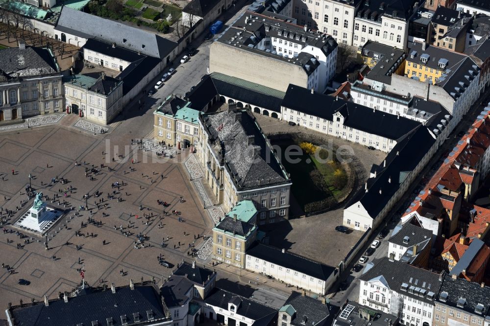 Luftaufnahme Kopenhagen - Palais des Schloss Amalienborg am Slotsplads in Kopenhagen in Region Hovedstaden, Dänemark