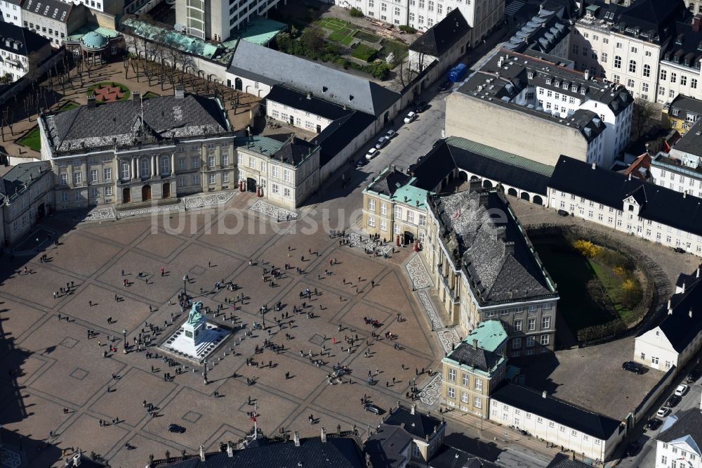 Kopenhagen von oben - Palais des Schloss Amalienborg am Slotsplads in Kopenhagen in Region Hovedstaden, Dänemark