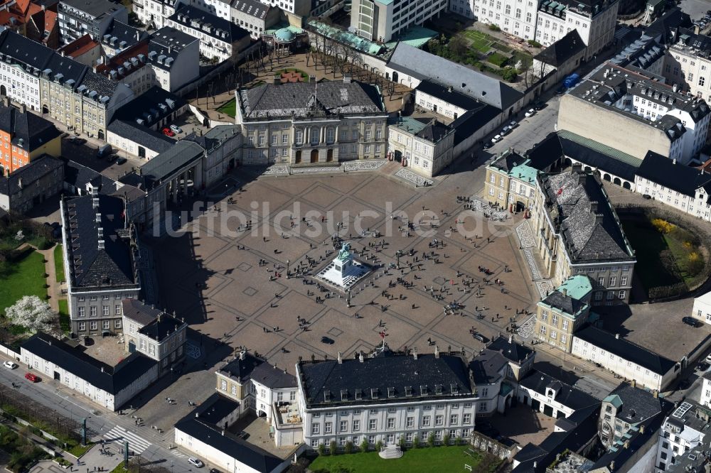 Kopenhagen aus der Vogelperspektive: Palais des Schloss Amalienborg am Slotsplads in Kopenhagen in Region Hovedstaden, Dänemark