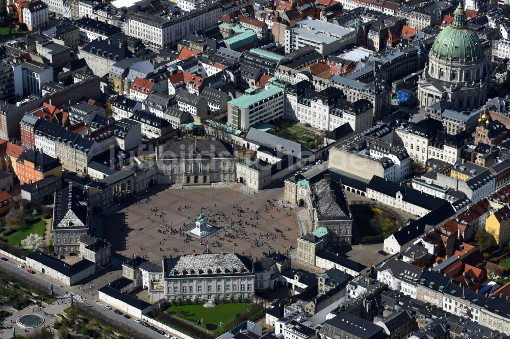 Kopenhagen aus der Vogelperspektive: Palais des Schloss Amalienborg am Slotsplads in Kopenhagen in Region Hovedstaden, Dänemark