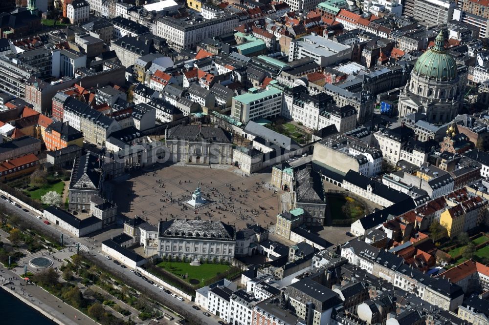 Luftbild Kopenhagen - Palais des Schloss Amalienborg am Slotsplads in Kopenhagen in Region Hovedstaden, Dänemark