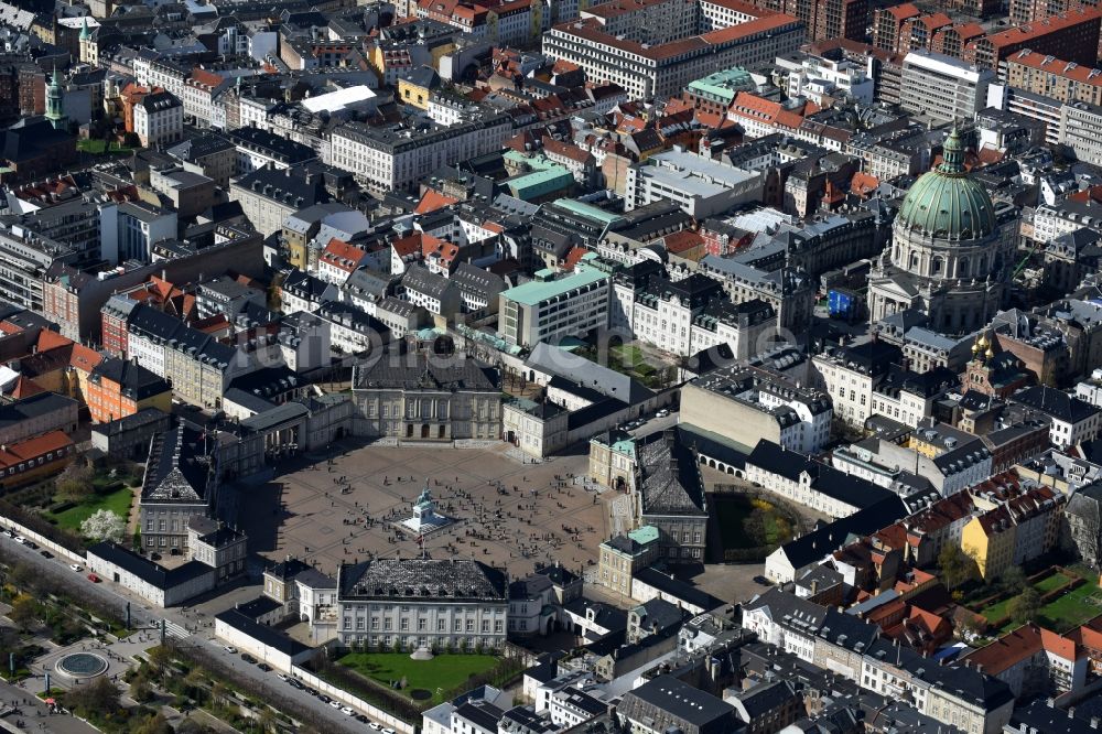 Luftaufnahme Kopenhagen - Palais des Schloss Amalienborg am Slotsplads in Kopenhagen in Region Hovedstaden, Dänemark