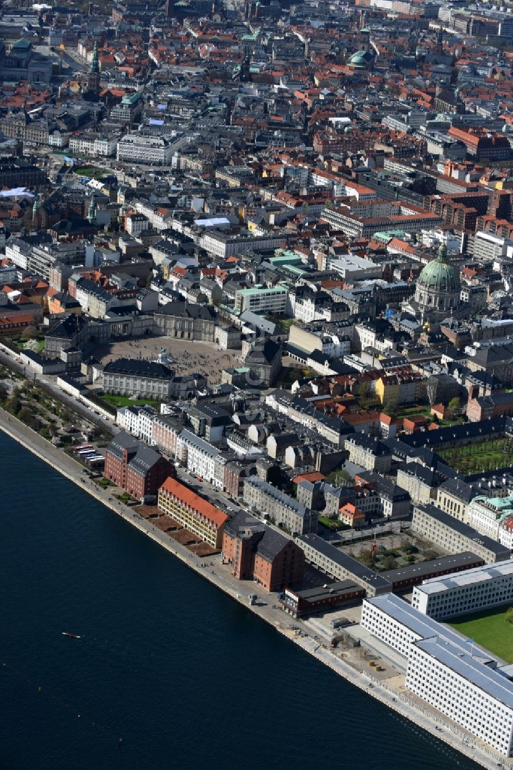 Luftaufnahme Kopenhagen - Palais des Schloss Amalienborg am Slotsplads in Kopenhagen in Region Hovedstaden, Dänemark