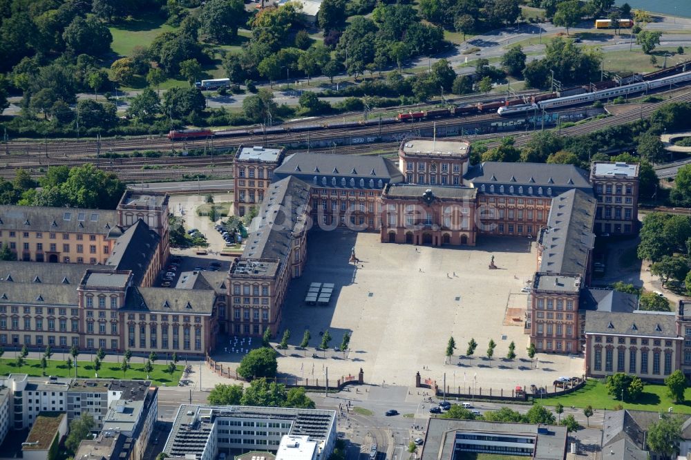 Mannheim aus der Vogelperspektive: Palais des Schloss - Barockschloss in Mannheim im Bundesland Baden-Württemberg