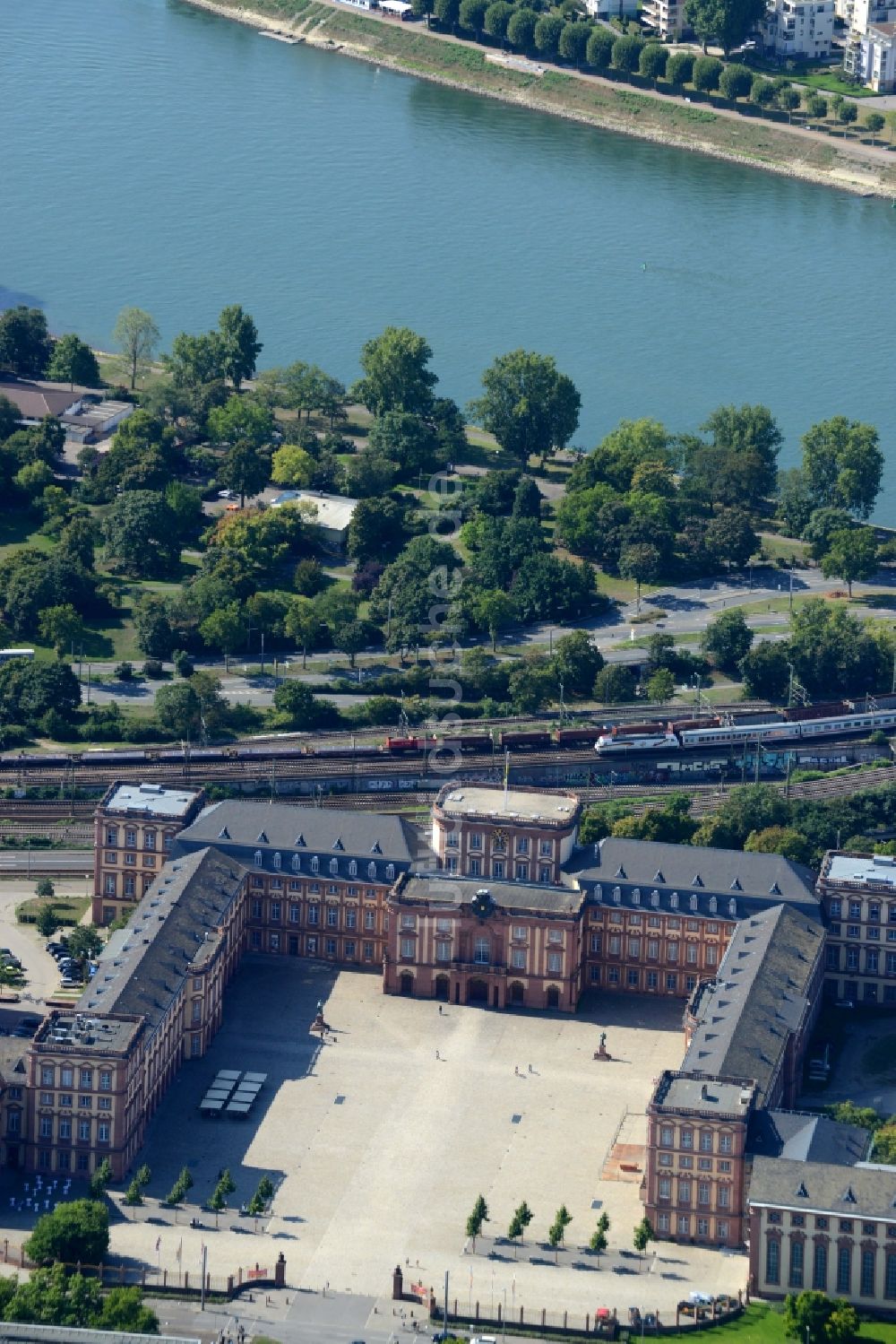 Luftbild Mannheim - Palais des Schloss - Barockschloss in Mannheim im Bundesland Baden-Württemberg