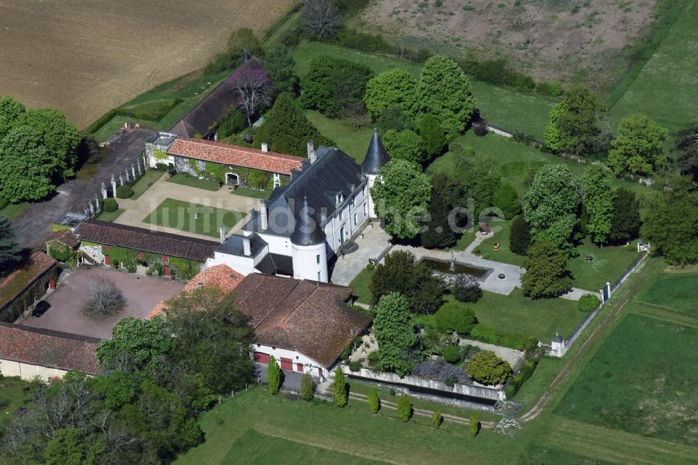 Beaulieu aus der Vogelperspektive: Palais des Schloss in Beaulieu in Aquitaine Limousin Poitou-Charentes, Frankreich