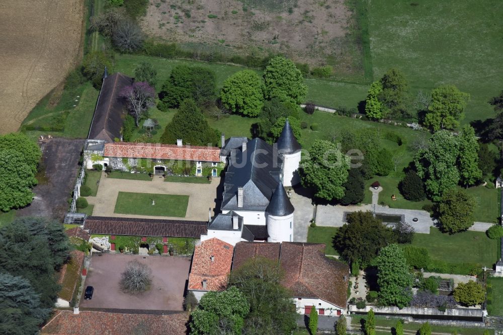 Beaulieu von oben - Palais des Schloss in Beaulieu in Aquitaine Limousin Poitou-Charentes, Frankreich