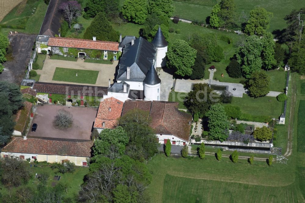 Beaulieu aus der Vogelperspektive: Palais des Schloss in Beaulieu in Aquitaine Limousin Poitou-Charentes, Frankreich