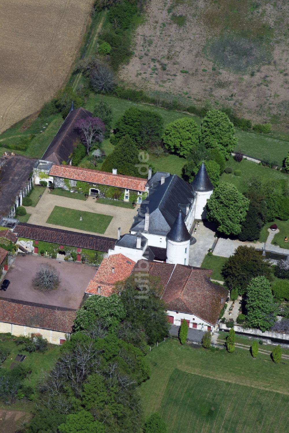 Luftbild Beaulieu - Palais des Schloss in Beaulieu in Aquitaine Limousin Poitou-Charentes, Frankreich