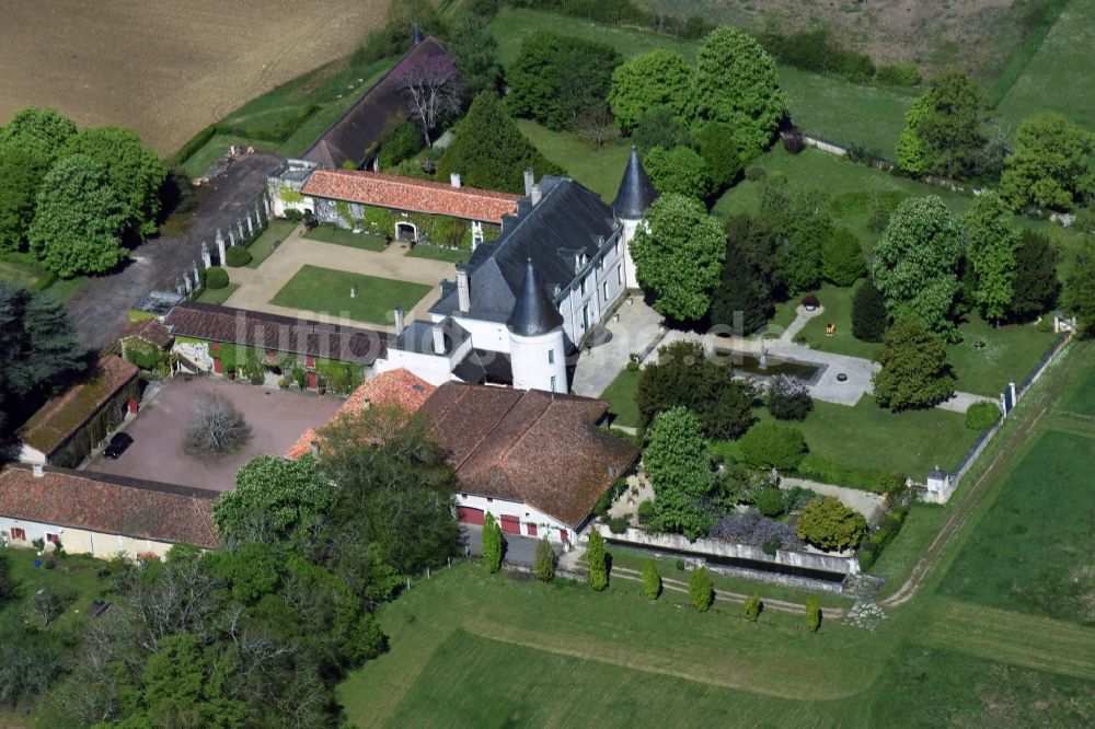 Beaulieu von oben - Palais des Schloss in Beaulieu in Aquitaine Limousin Poitou-Charentes, Frankreich