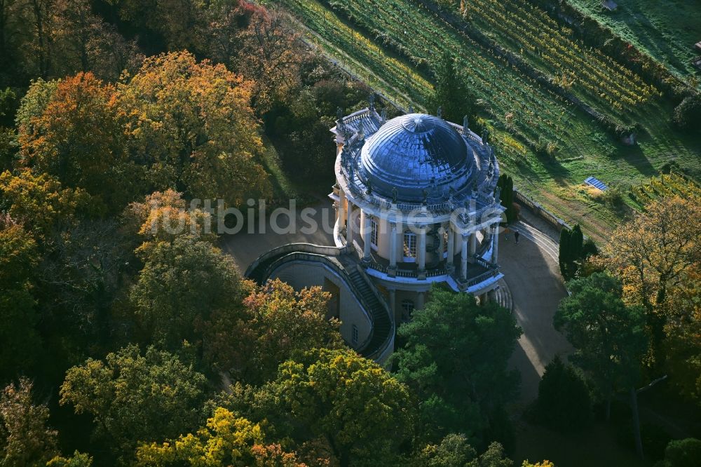 Potsdam aus der Vogelperspektive: Palais des Schloss Belvedere auf dem Klausberg An der Orangerie in Potsdam im Bundesland Brandenburg