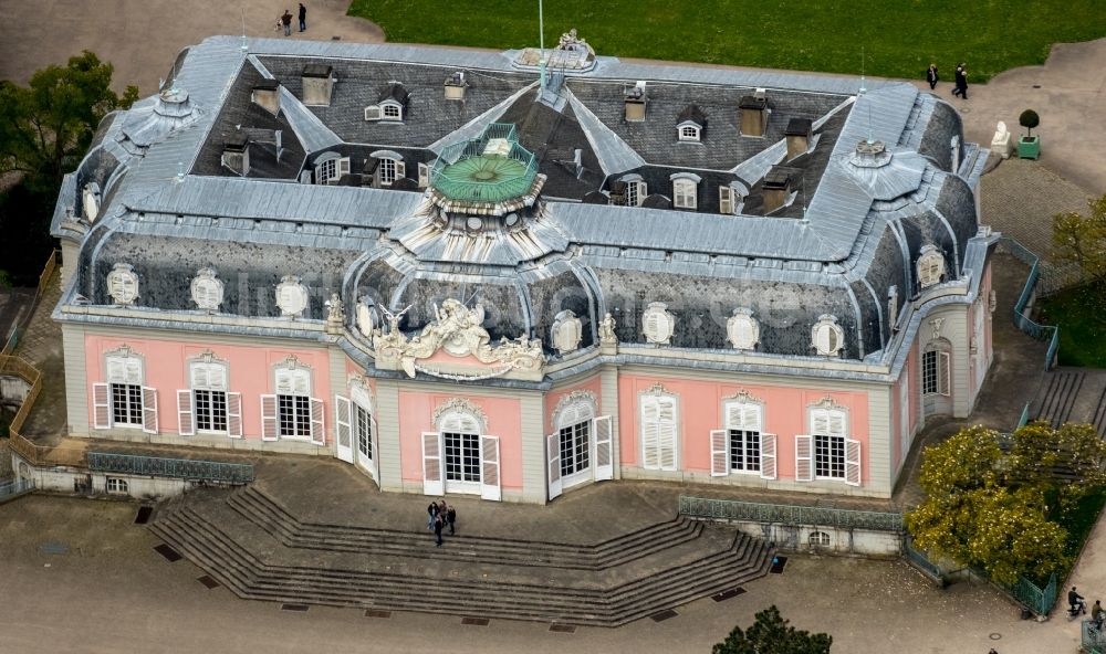 Luftbild Düsseldorf - Palais des Schloss Benrath in Düsseldorf im Bundesland Nordrhein-Westfalen