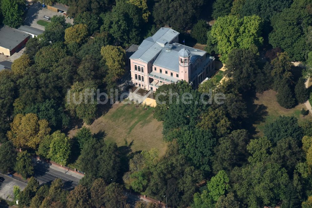 Berlin aus der Vogelperspektive: Palais des Schloss Biesdorf in Berlin