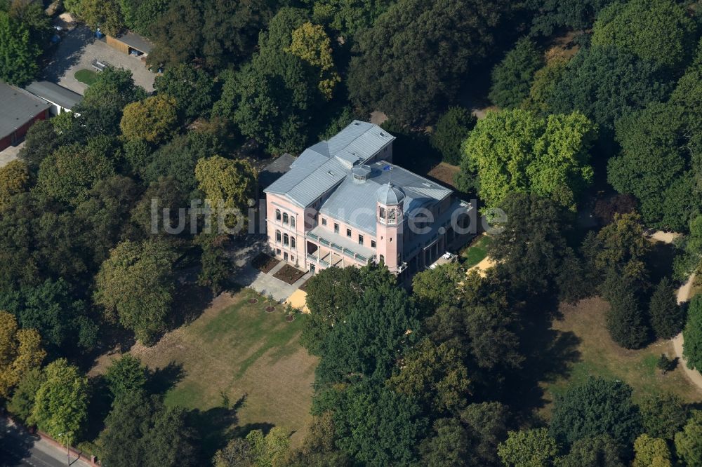 Luftbild Berlin - Palais des Schloss Biesdorf in Berlin