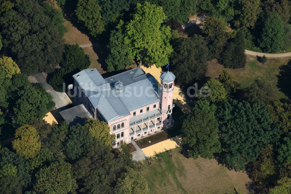 Berlin aus der Vogelperspektive: Palais des Schloss Biesdorf in Berlin