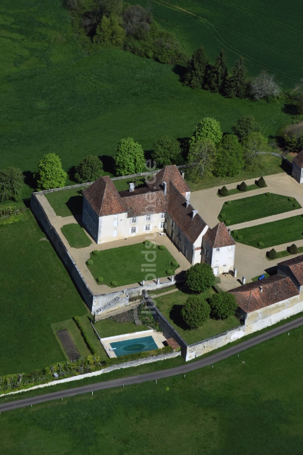 Connezac von oben - Palais des Schloss Le Bourg in Connezac in Aquitaine Limousin Poitou-Charentes, Frankreich