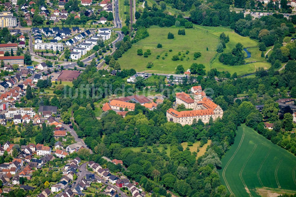 Lemgo von oben - Palais des Schloss Brake an der Schloßstraße im Ortsteil Brake in Lemgo im Bundesland Nordrhein-Westfalen, Deutschland