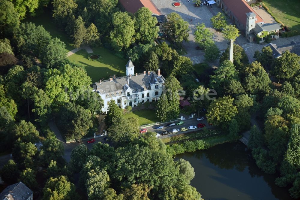 Luftaufnahme Berlin - Palais des Schloss Britz in Berlin