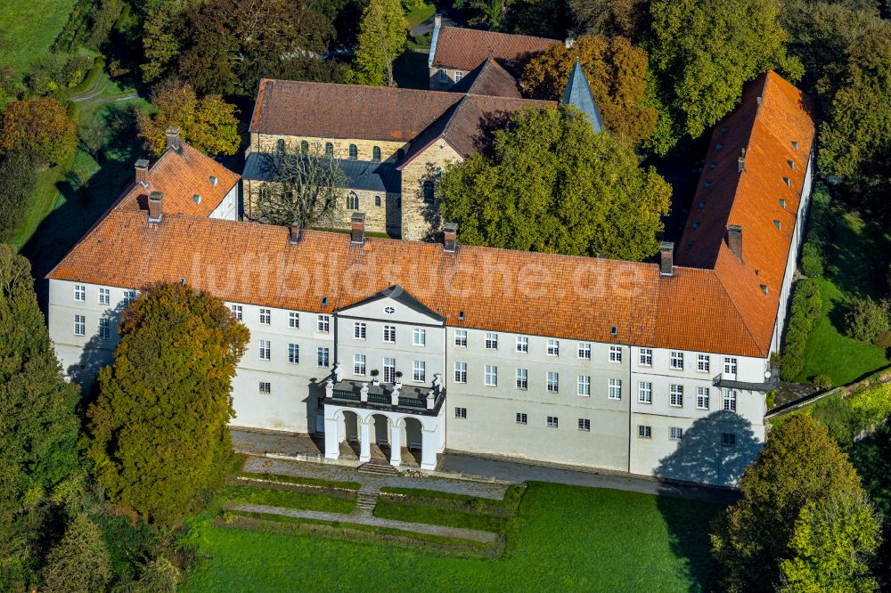 Selm von oben - Palais des Schloss Cappenberg im Ortsteil Cappenberg in Selm im Bundesland Nordrhein-Westfalen, Deutschland