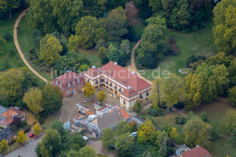 Caputh aus der Vogelperspektive: Palais des Schloss Caputh an der Straße der Einheit in Schwielowsee im Bundesland Brandenburg