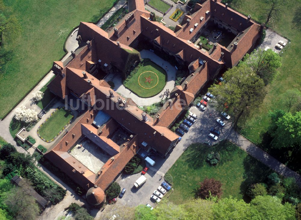 Luftbild Potsdam - Palais des Schloss Cecilienhof in Potsdam im Bundesland Brandenburg, Deutschland