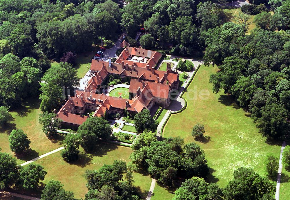 Luftaufnahme Potsdam - Palais des Schloss Cecilienhof in Potsdam im Bundesland Brandenburg, Deutschland