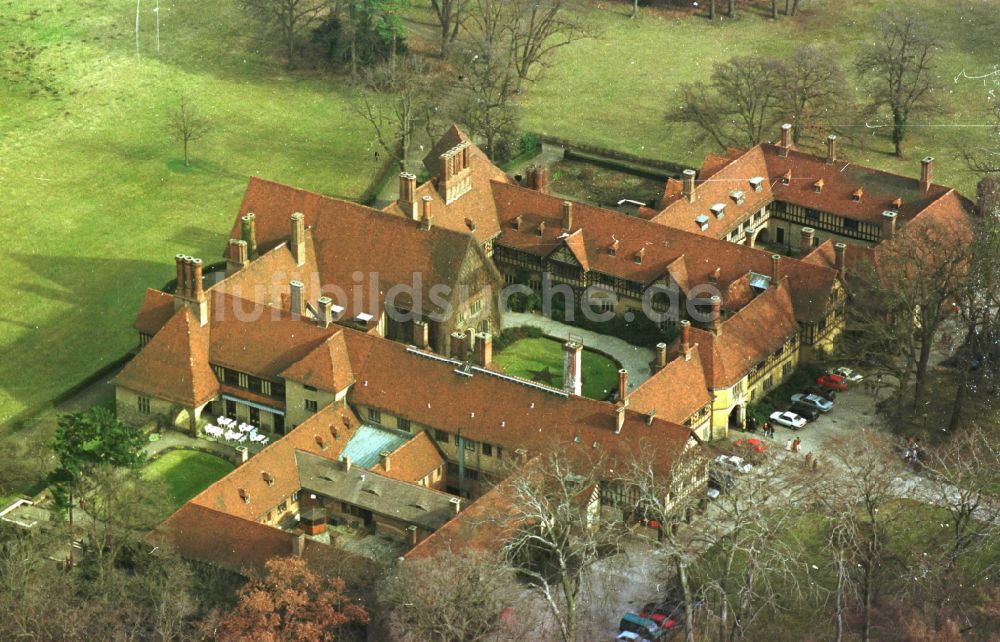 Luftbild Potsdam - Palais des Schloss Cecilienhof in Potsdam im Bundesland Brandenburg, Deutschland