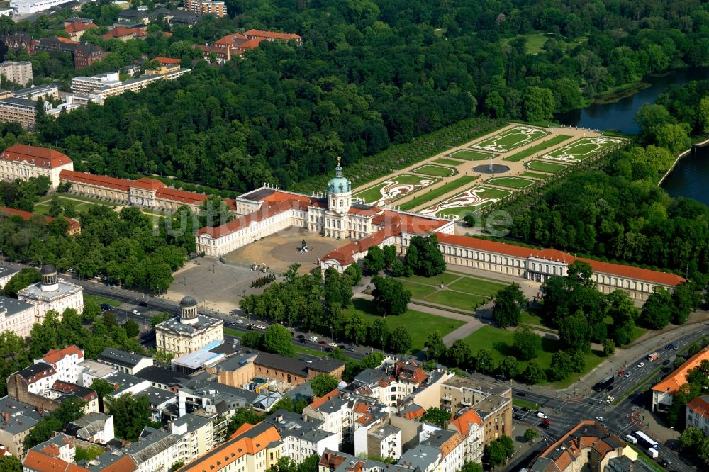 Luftaufnahme Berlin - Palais des Schloss Charlottenburg in Berlin