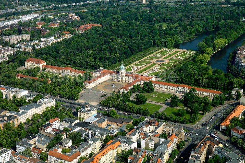 Berlin von oben - Palais des Schloss Charlottenburg in Berlin