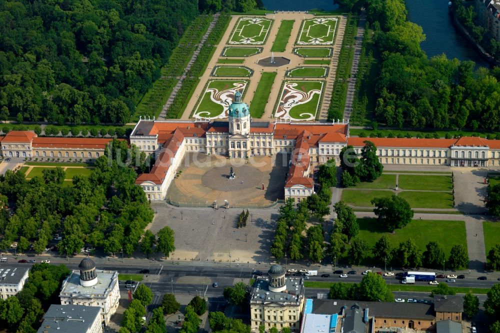 Berlin aus der Vogelperspektive: Palais des Schloss Charlottenburg in Berlin