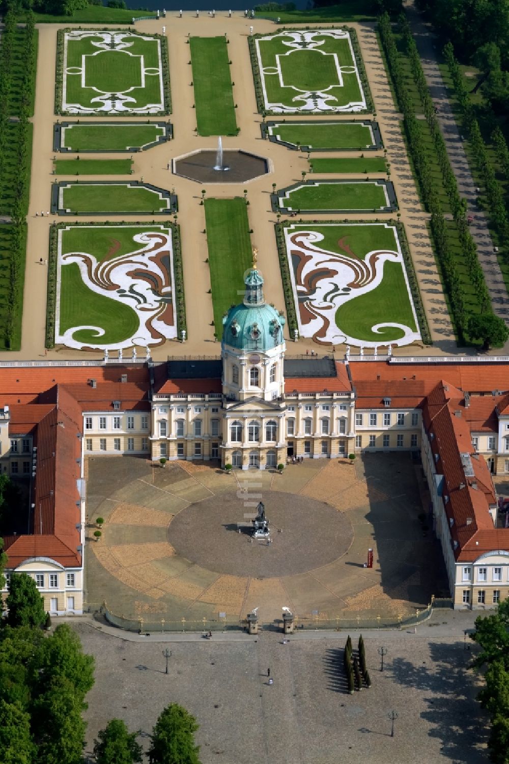 Luftbild Berlin - Palais des Schloss Charlottenburg in Berlin