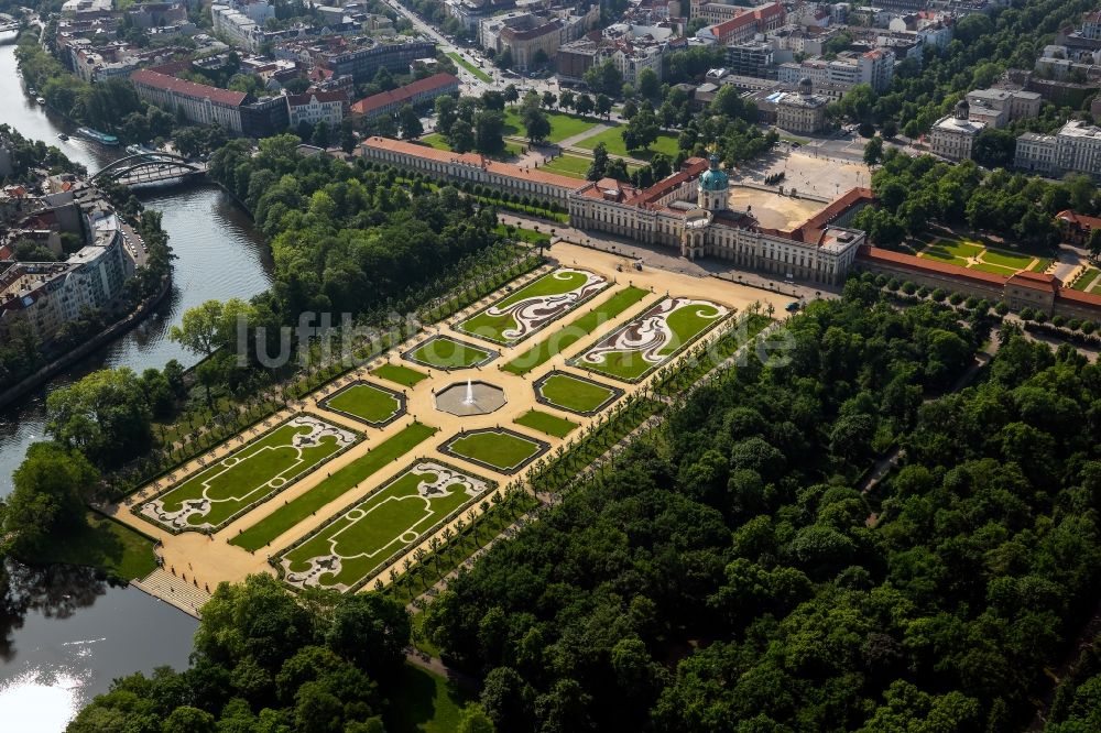 Luftaufnahme Berlin - Palais des Schloss Charlottenburg in Berlin