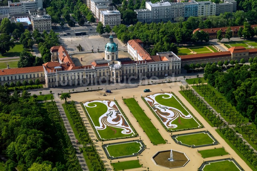 Berlin von oben - Palais des Schloss Charlottenburg in Berlin