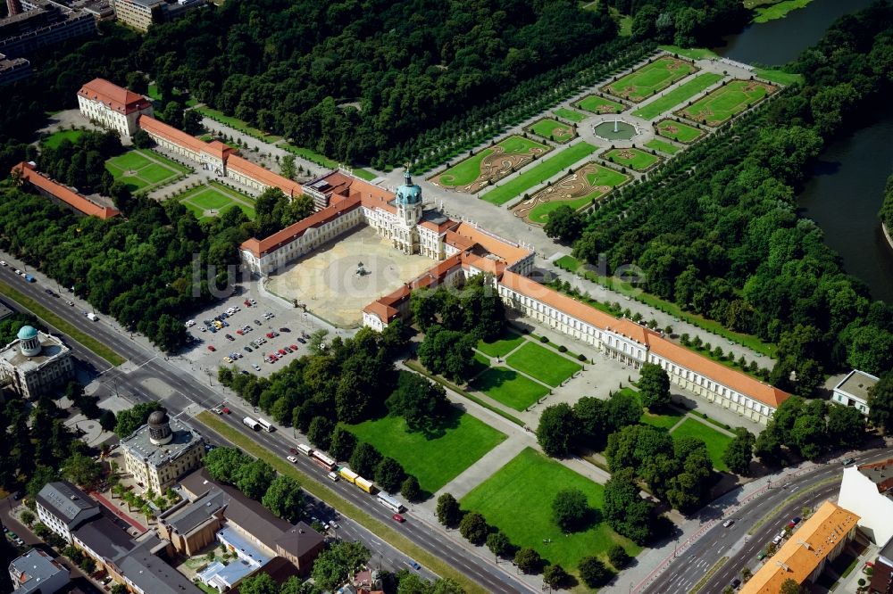 Berlin von oben - Palais des Schloss Charlottenburg in Berlin