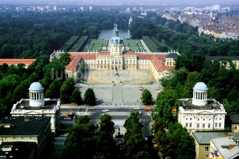 Berlin aus der Vogelperspektive: Palais des Schloss Charlottenburg in Berlin