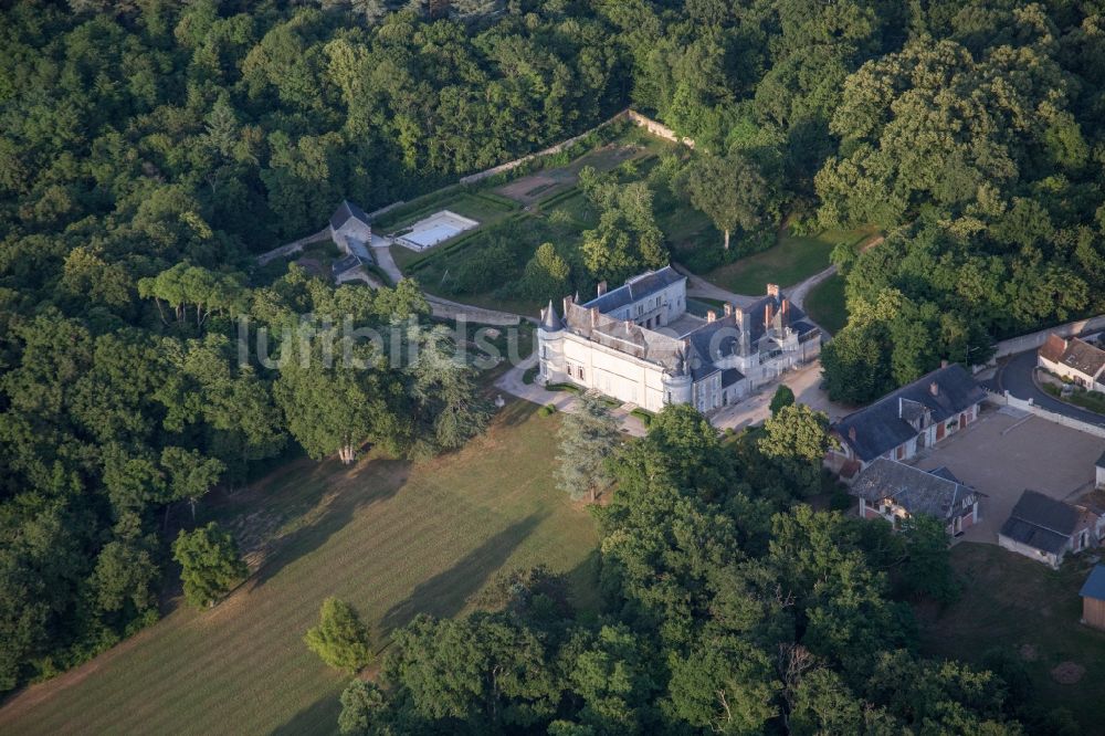 Luftaufnahme Chailles - Palais des Schloss Chartau de Plessis in Chailles in Centre-Val de Loire, Frankreich