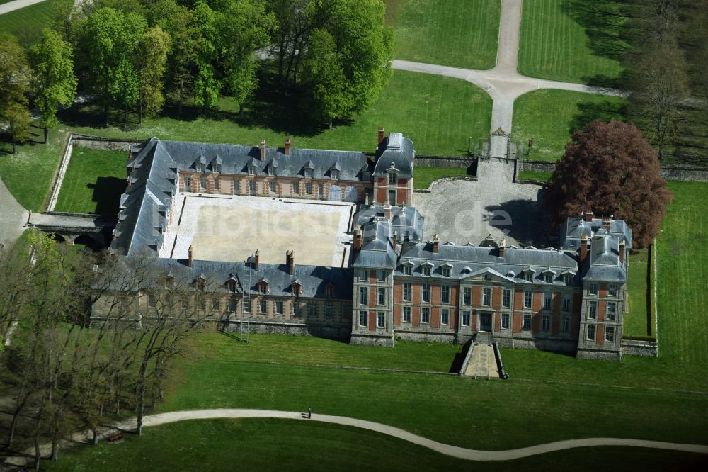 Chamarande aus der Vogelperspektive: Palais des Schloss Chateau de Chamarande an der Rue du Commandant in Chamarande in Ile-de-France, Frankreich