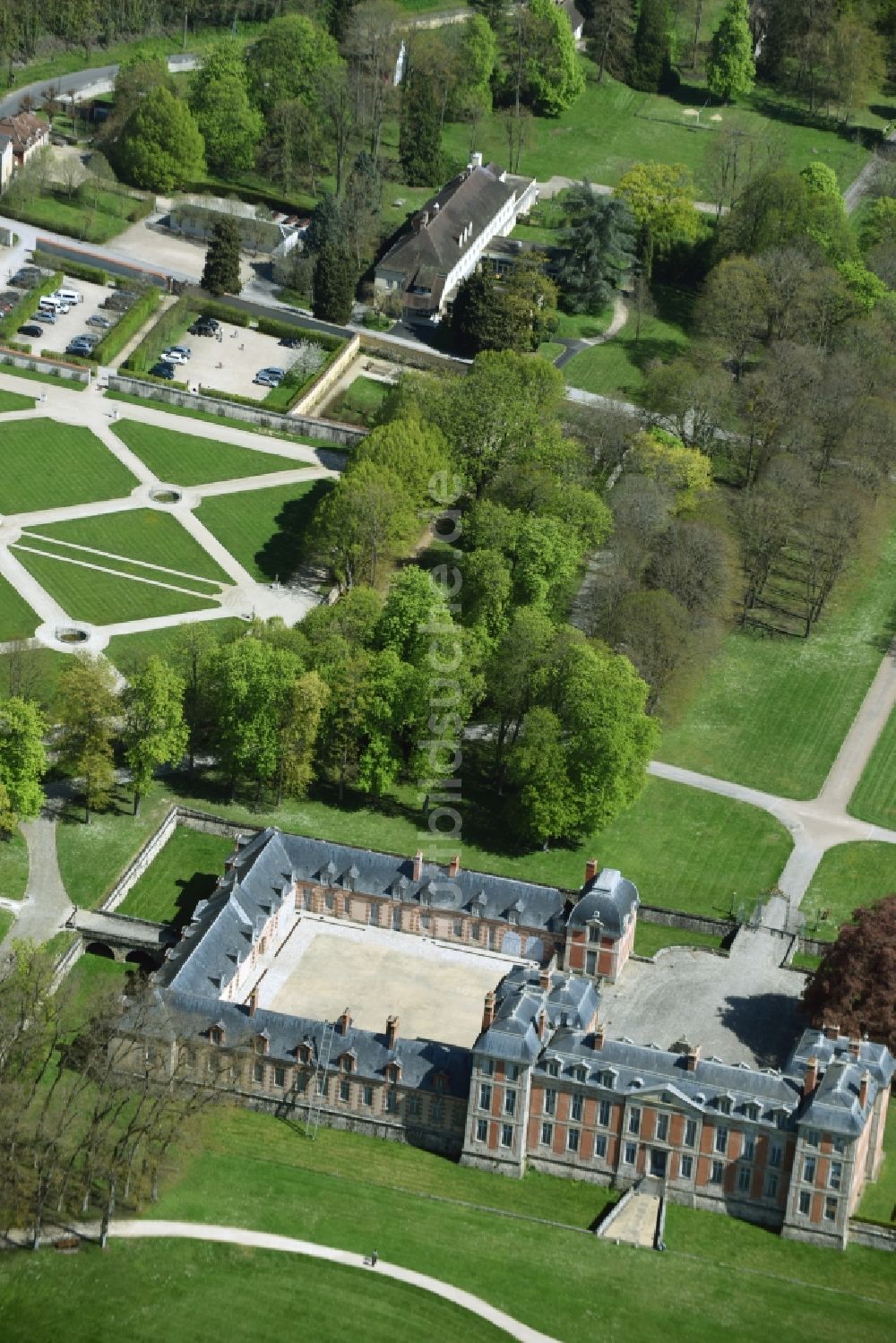 Luftaufnahme Chamarande - Palais des Schloss Chateau de Chamarande an der Rue du Commandant in Chamarande in Ile-de-France, Frankreich